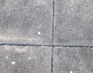 �ی�R���N���[�g��i���Ȃ�򉻂��Ă���l�q�j