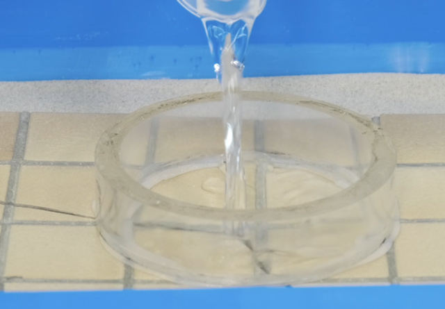 ������Ђъ���ʂɐ��𒍂��ʐ^