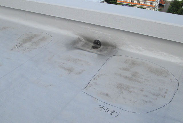 不陸調整をせずカバー工法を行い水溜まりが出来ている例